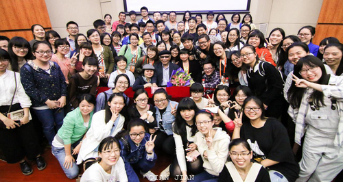 听众与郑愁予先生合影