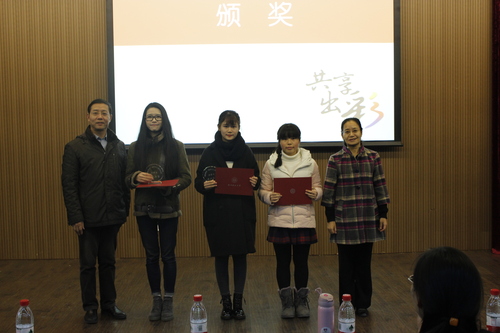 斯炎伟老师和黄爱华老师为论文发表和文学创作代表颁奖