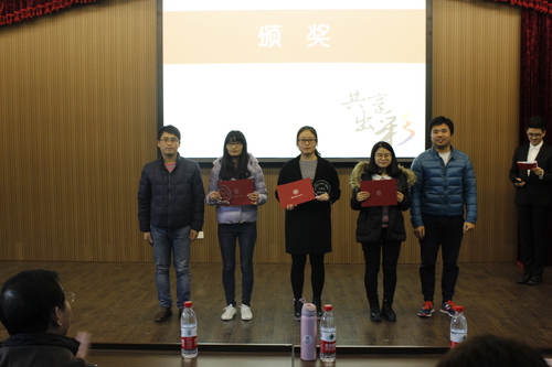 辅导员为实践标兵寝室和安全卫生寝室颁奖