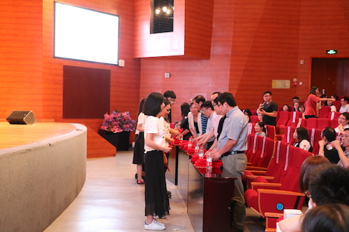 无码人妻
老师为优秀毕业生颁发证书