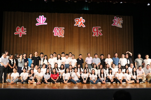 无码人妻
老师与毕业生合影