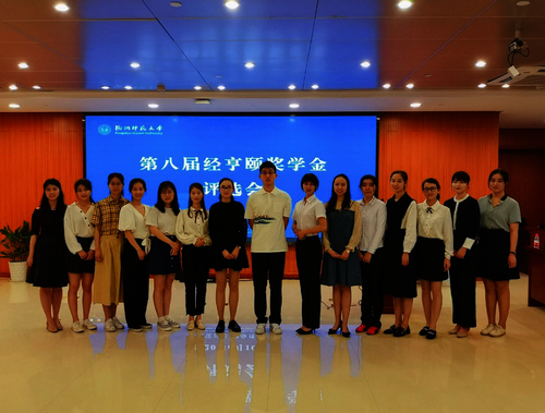 俞嘉丽同学与其他答辩选手合影