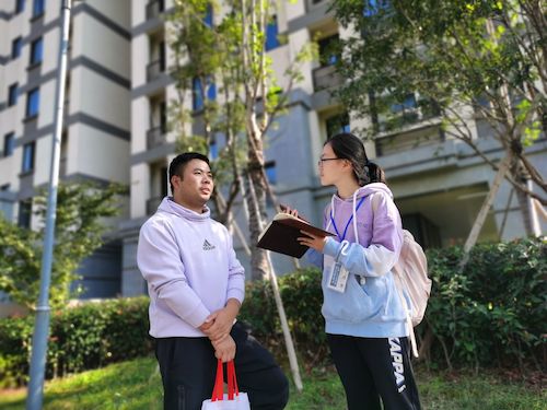 傅老师接受采访